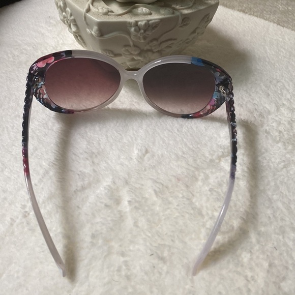 Jessica Simpson Sunglasses - Picture 2 of 8